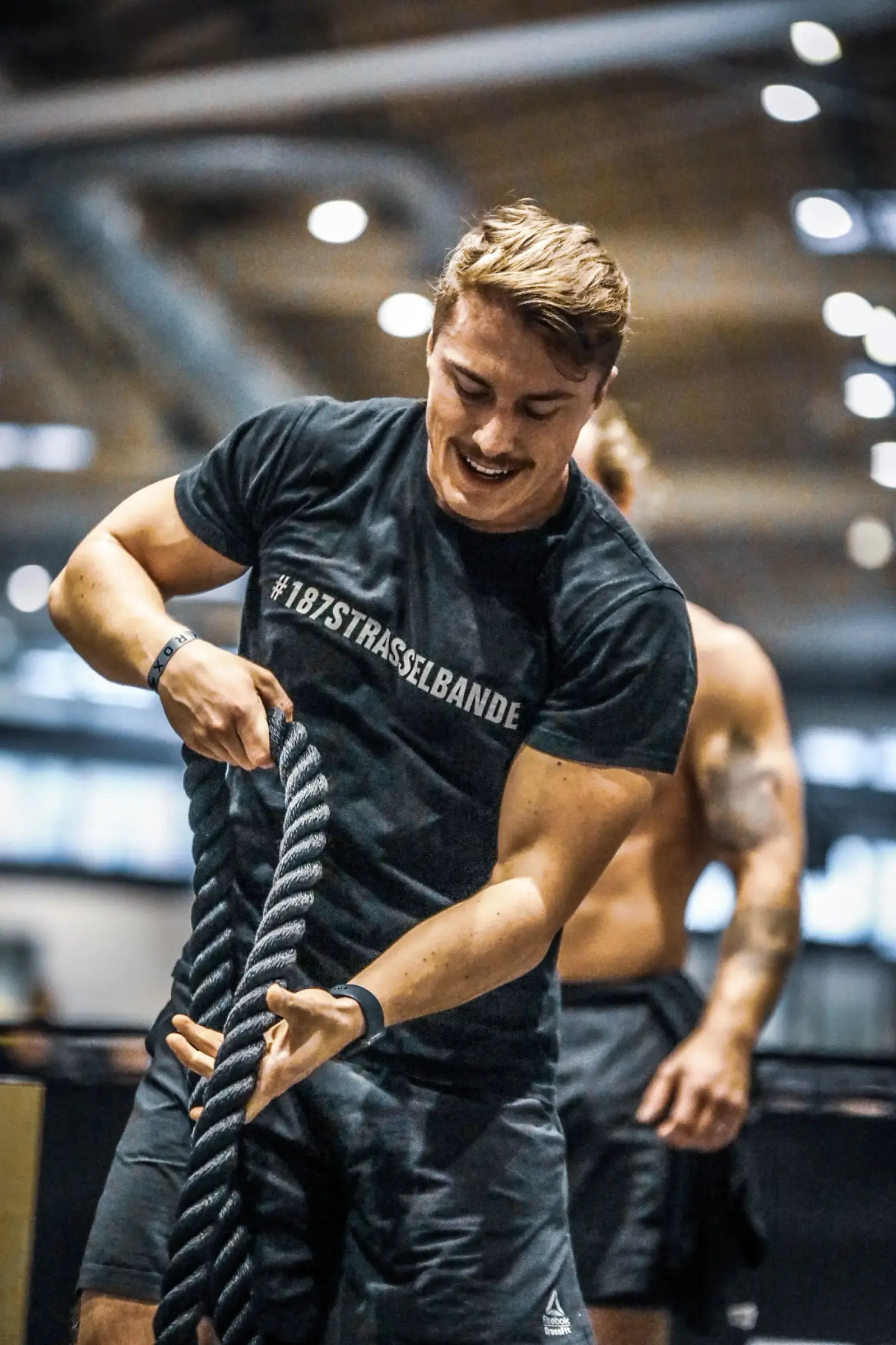 Konstantin Straßel beim Battle-Rope-Training in der Halle